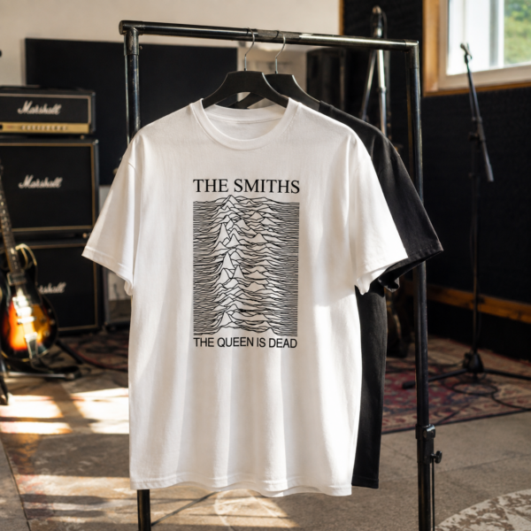 T-shirt The Smiths The Queen Is Dead inspiré d’Unknown Pleasures sur un portant