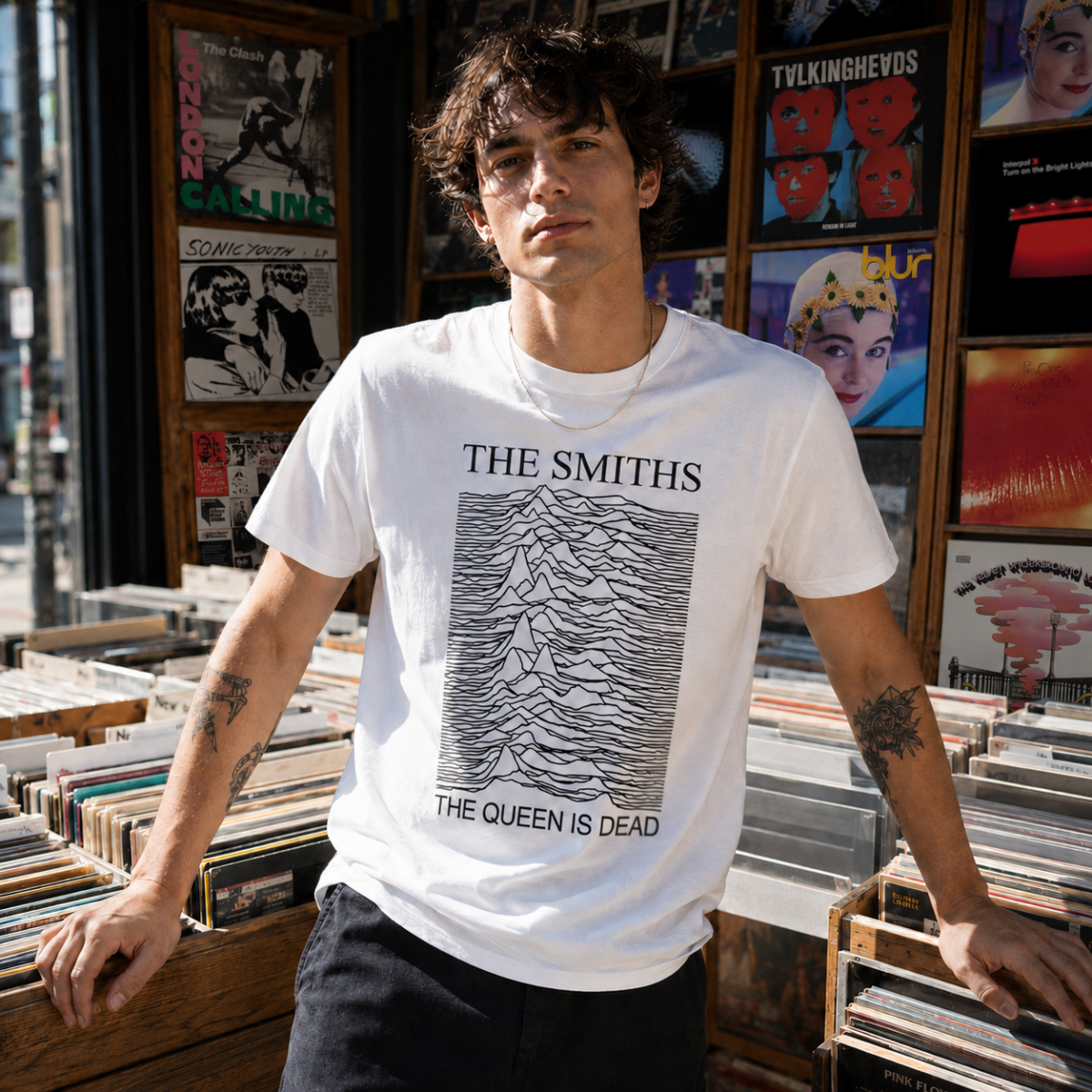 Jeune homme portant le t-shirt blanc The Smiths Unknown Pleasures devant un magasin de disques
