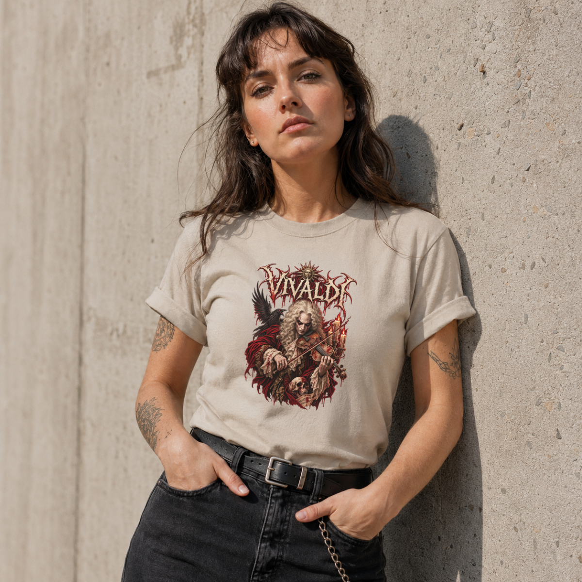 Femme portant un t-shirt Vivaldi metal couleur sable adossée à un mur en plein soleil