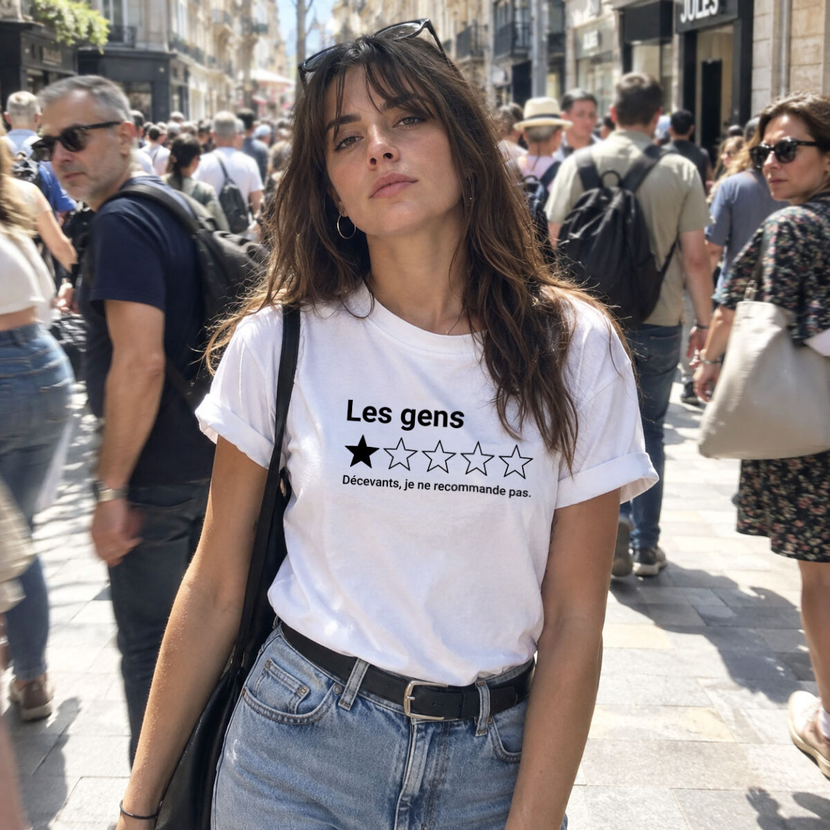 Femme portant le t-shirt blanc humour Les gens dans une rue bondée
