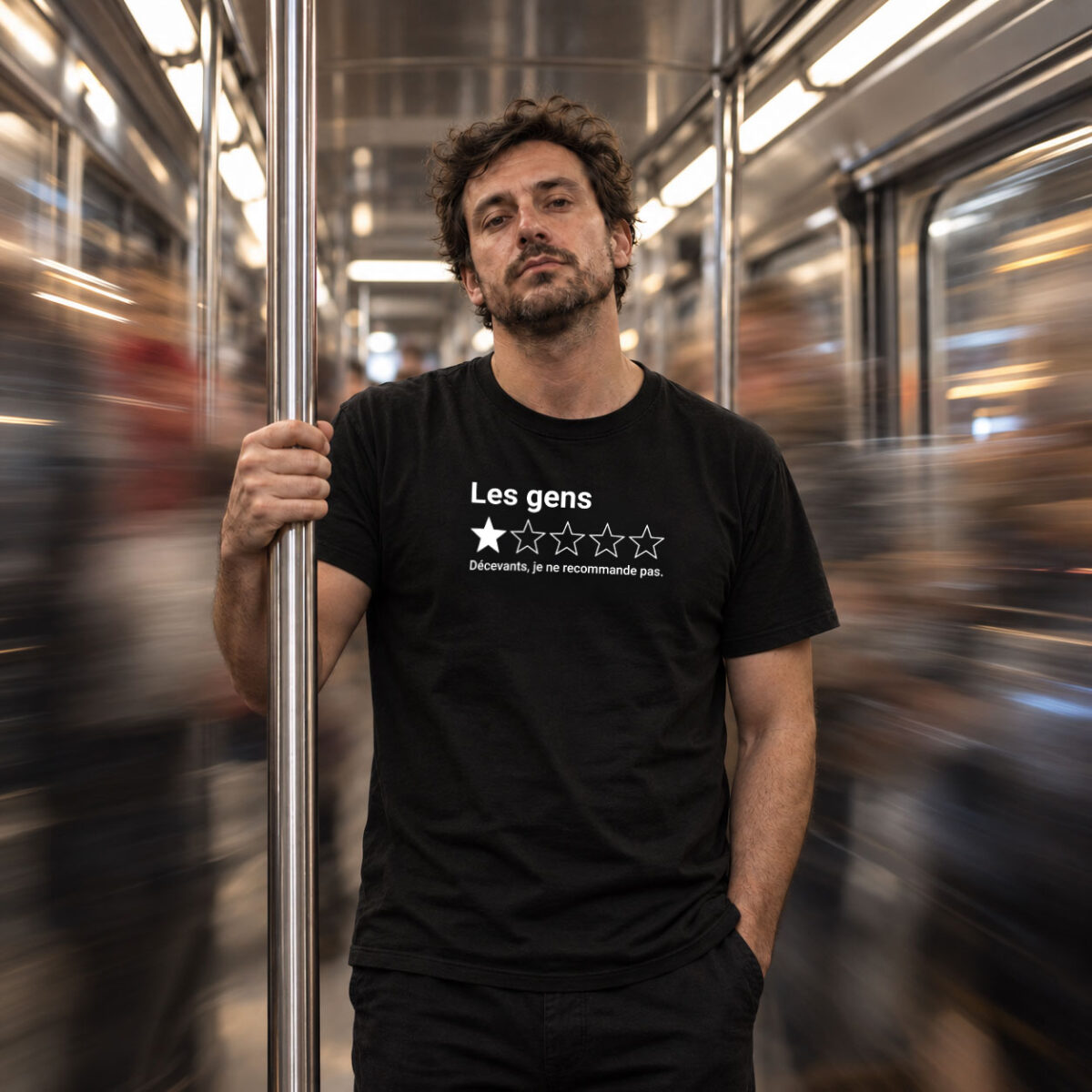 Homme portant le t-shirt noir Les gens Une étoile dans un métro bondé