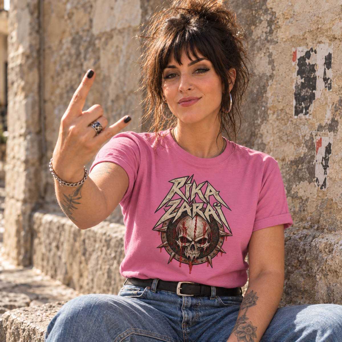 Femme portant le t-shirt rose Rika Zaraï metal dans une vieille rue ensoleillée
