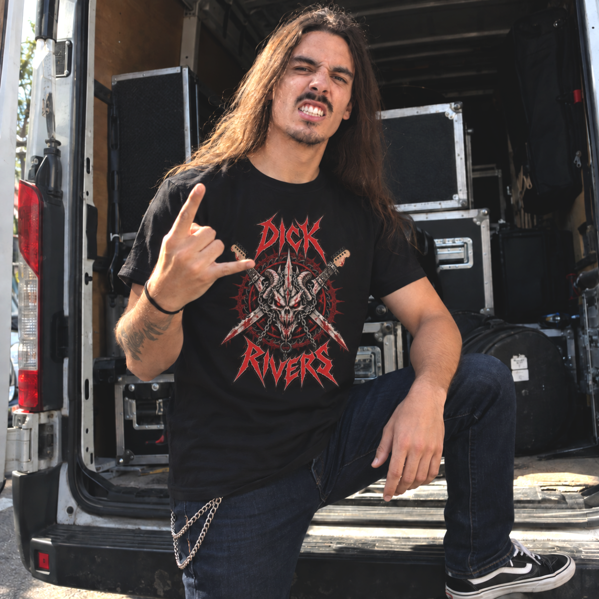 Homme portant le t-shirt noir Dick Rivers metal devant un van de tournée