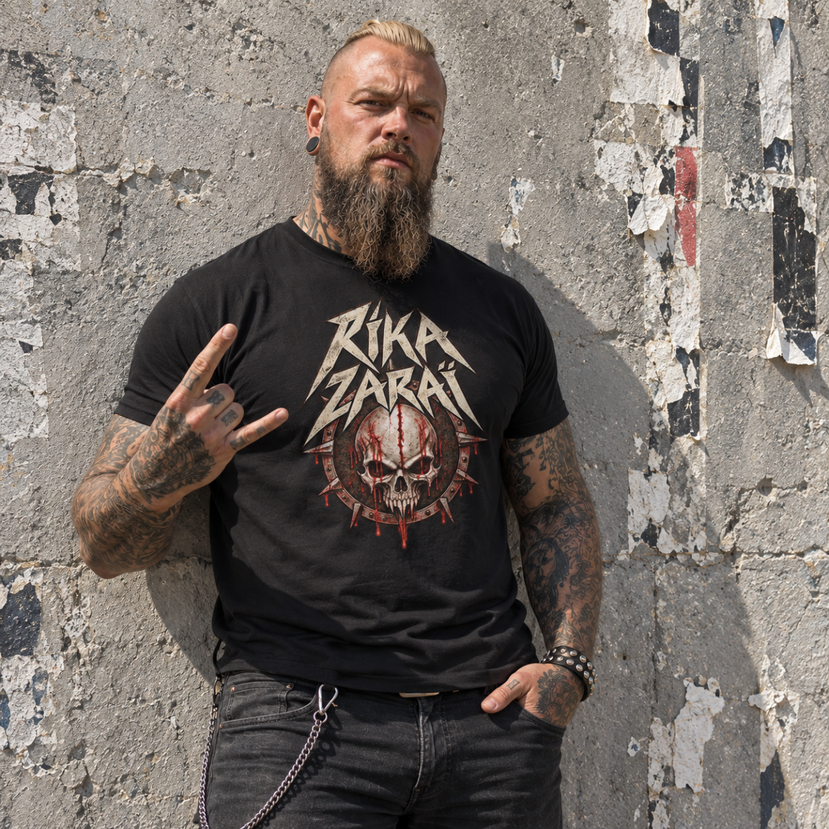 Homme portant le t-shirt noir Rika Zaraï metal devant un mur urbain à Berlin