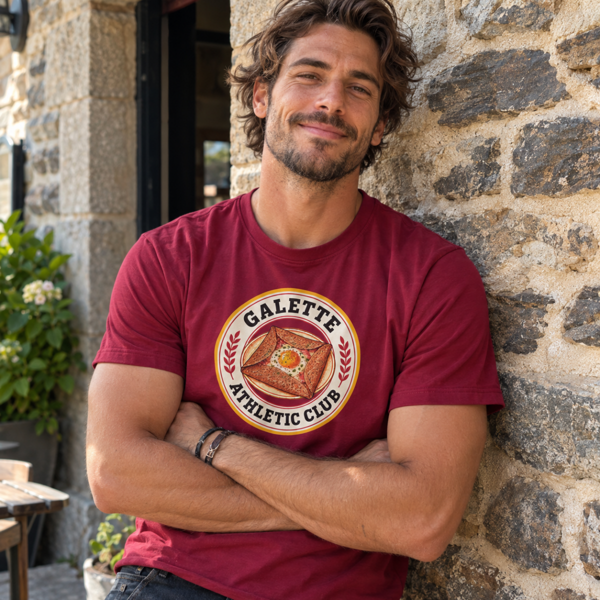 Homme portant le t-shirt Galette Athletic Club rouge cardinal en Bretagne
