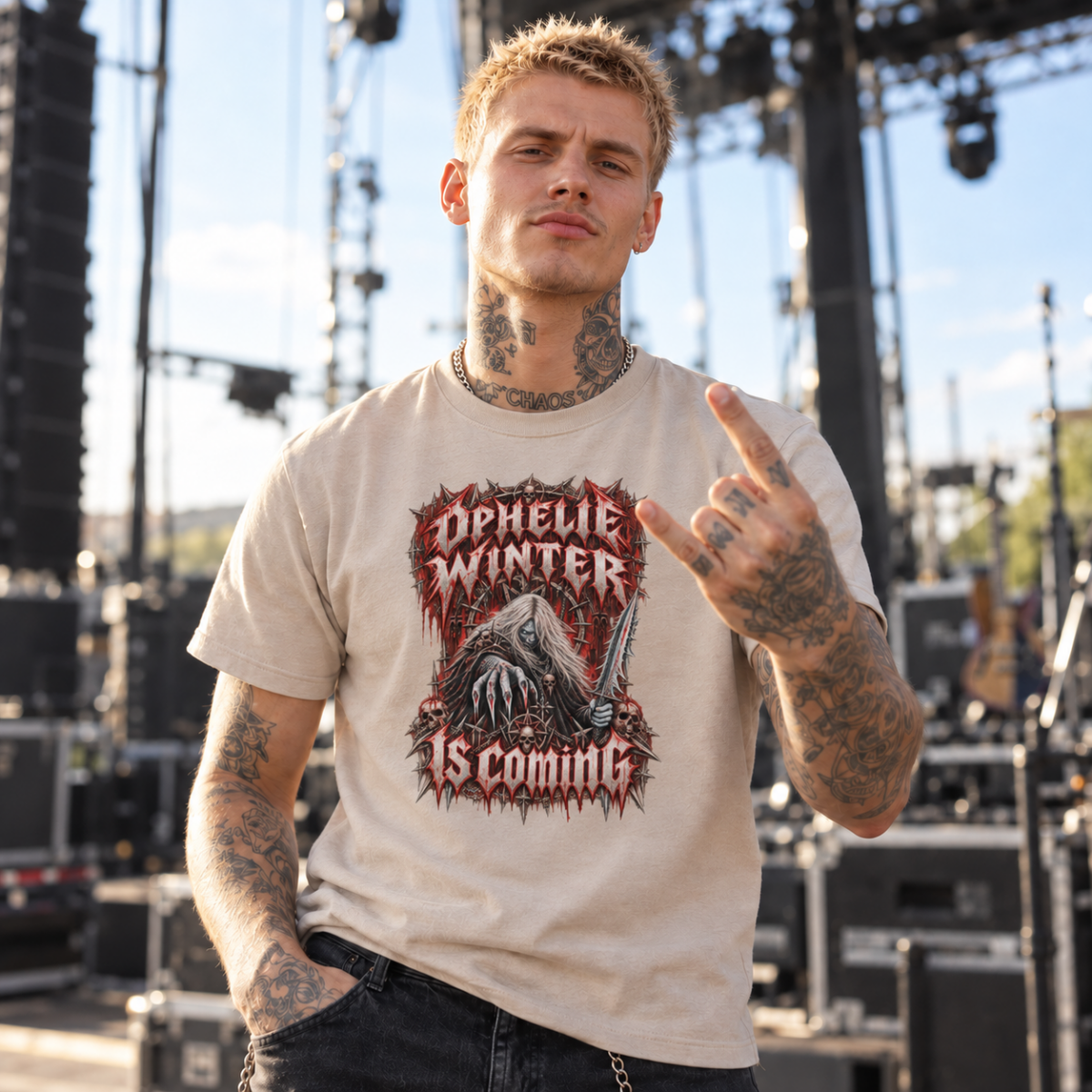 Homme portant le t-shirt sable Ophélie Winter is Coming metal sur une scène en plein air