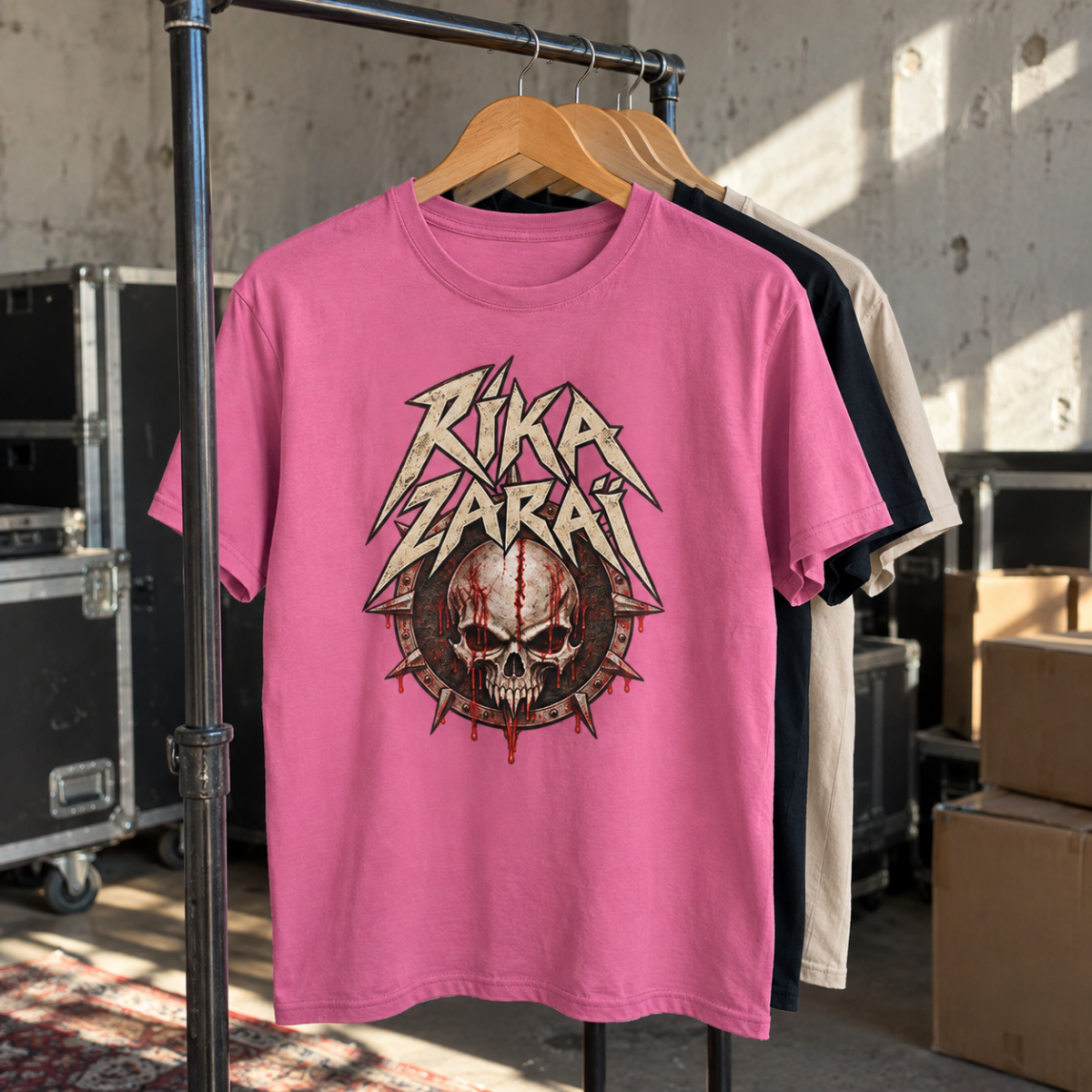 T-shirt rose Rika Zaraï metal sur portant avec versions noire et sable en arrière-plan