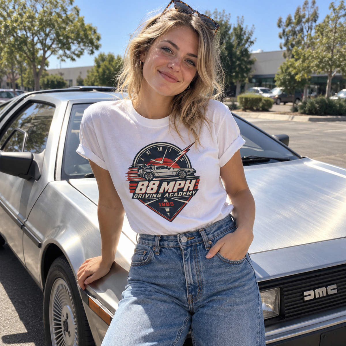 Femme portant le t-shirt hommage à Retour vers le Futur