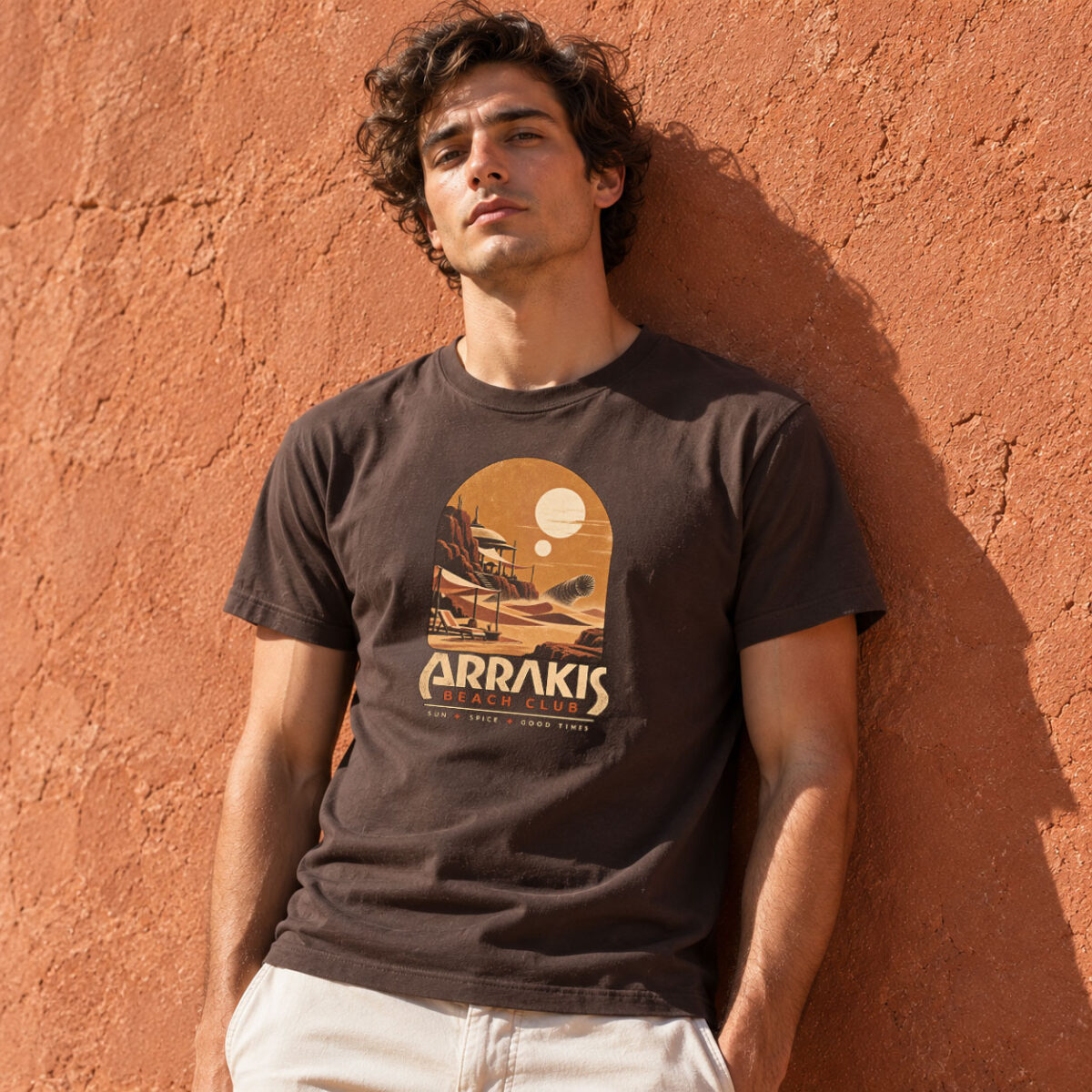 T-shirt Dune Arrakis Beach Club couleur chocolat foncé
