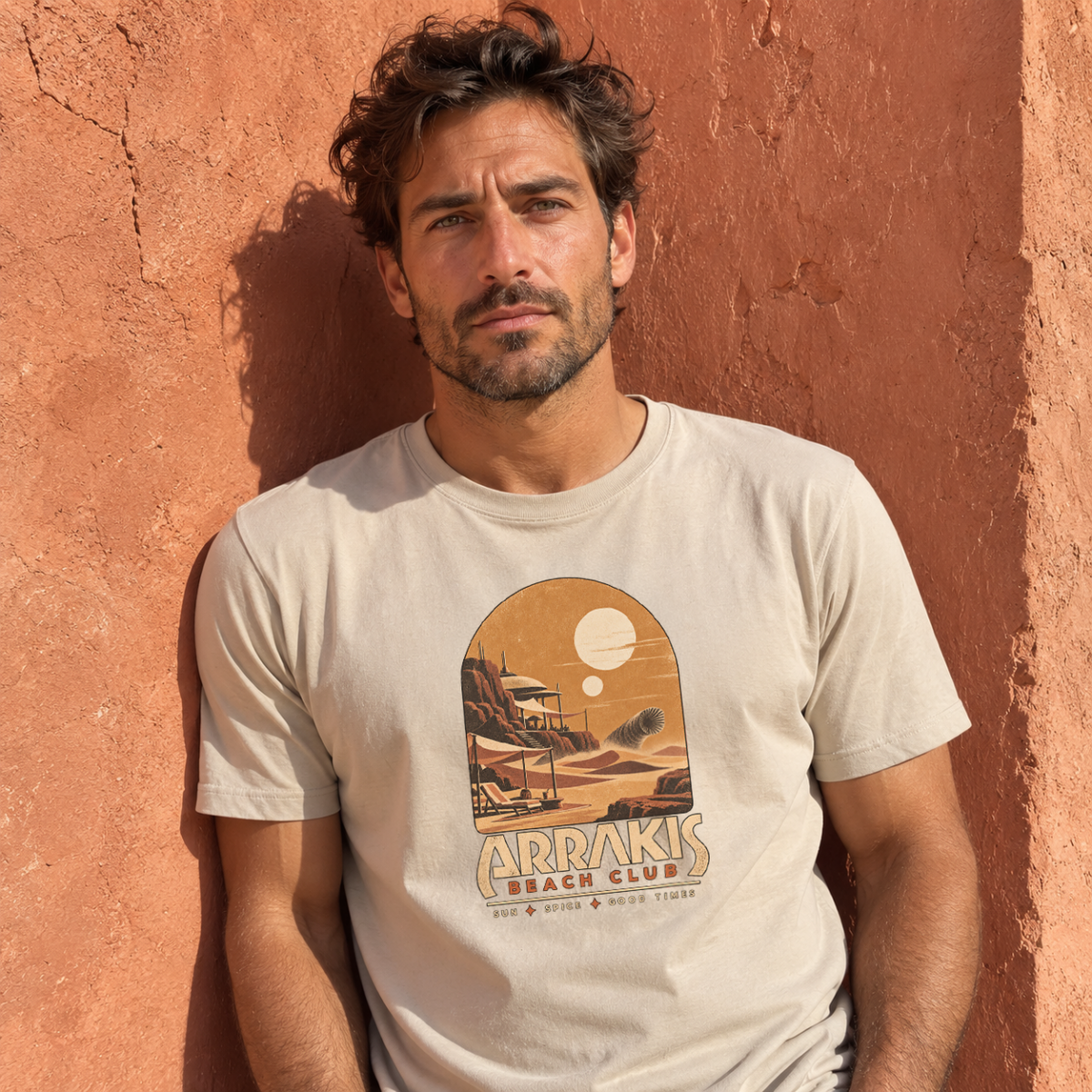 T-shirt sable Arrakis Beach Club porté dans un décor désertique