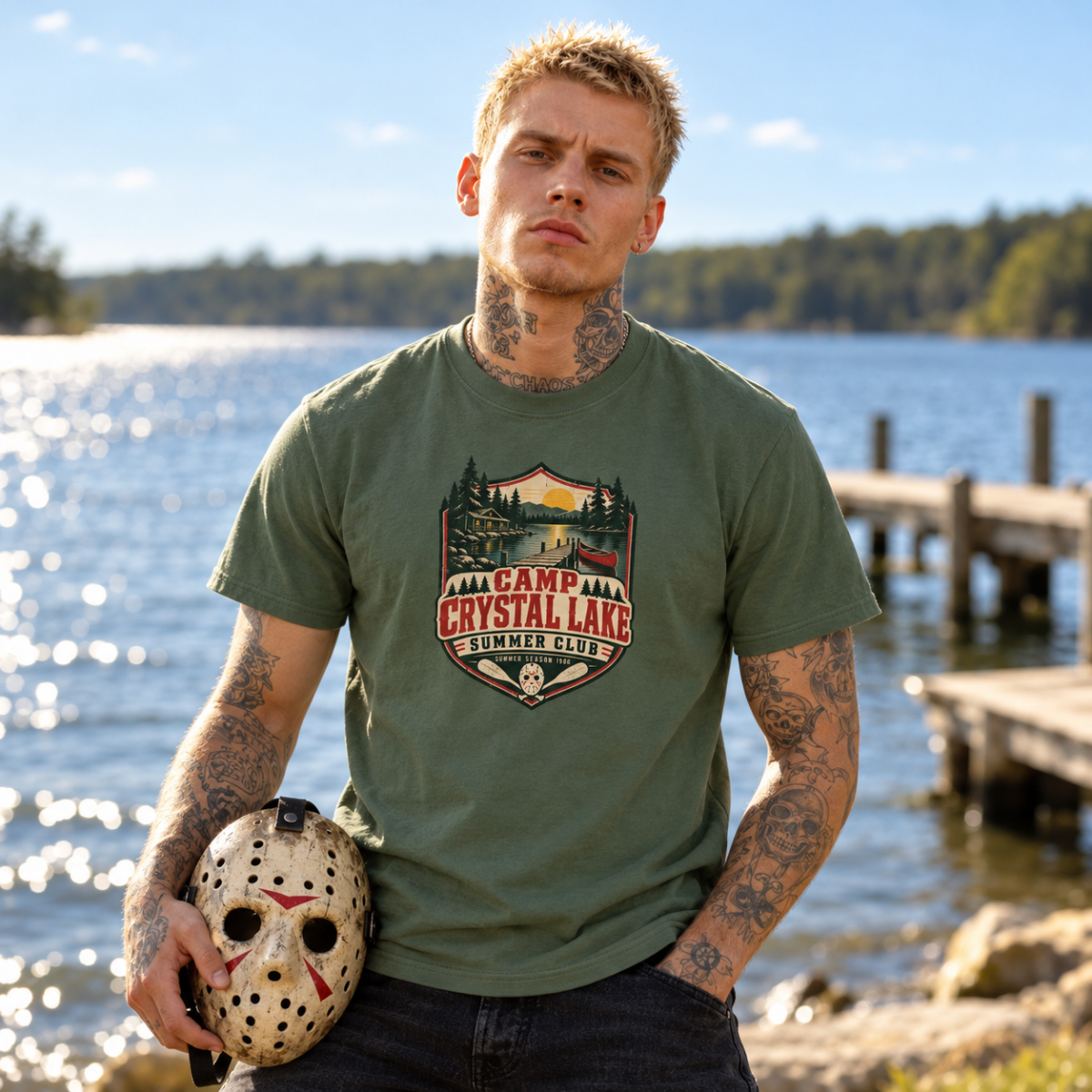 Un homme porte le T-shirt Vendredi 13 Camp Crystal Lake Summer Club vert militaire