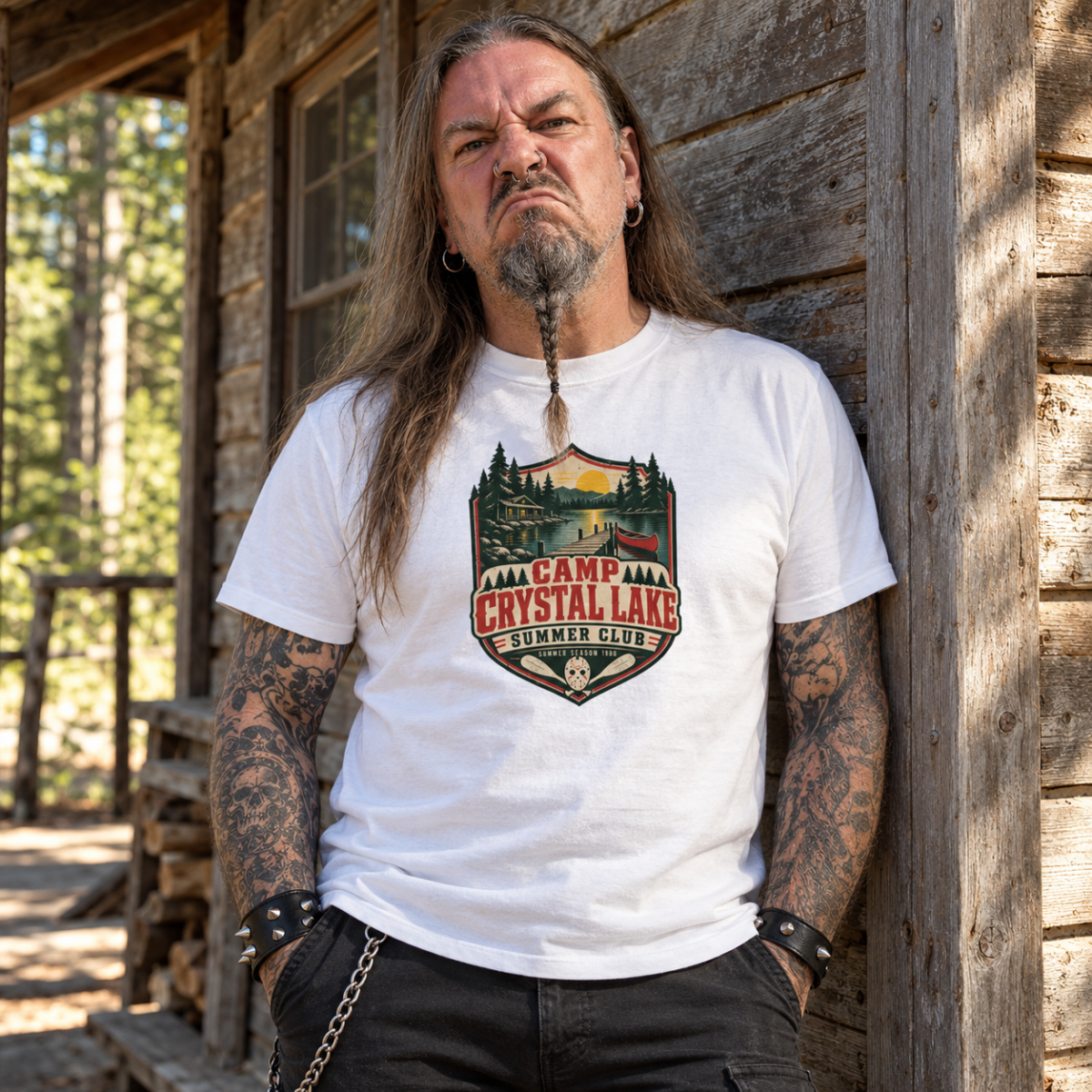 T-shirt blanc Camp Crystal Lake Summer Club porté par un homme