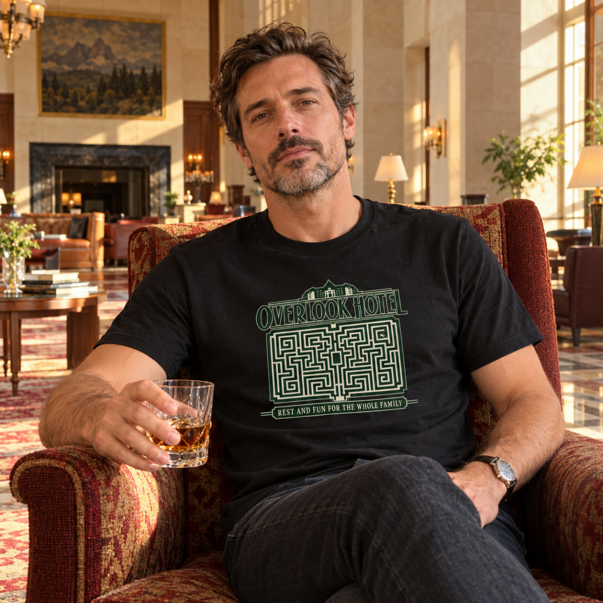 T-shirt noir Overlook Hotel Maze porté dans un hôtel rétro