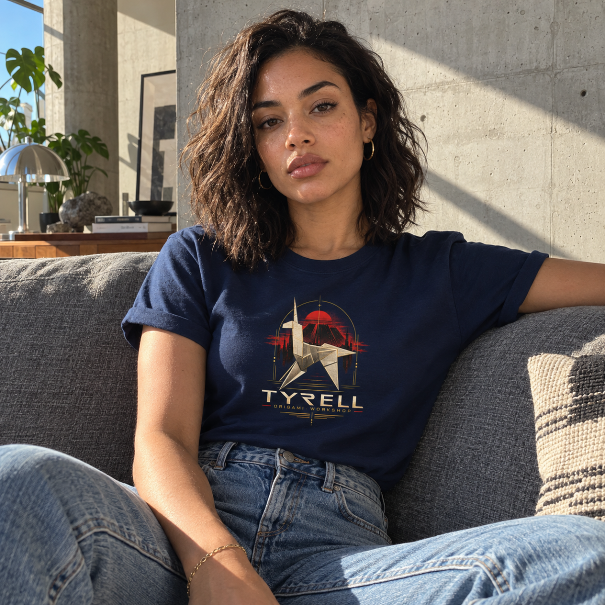 Femme qui porte un T-shirt Tyrell Origami Workshop inspiré du film Blade Runner