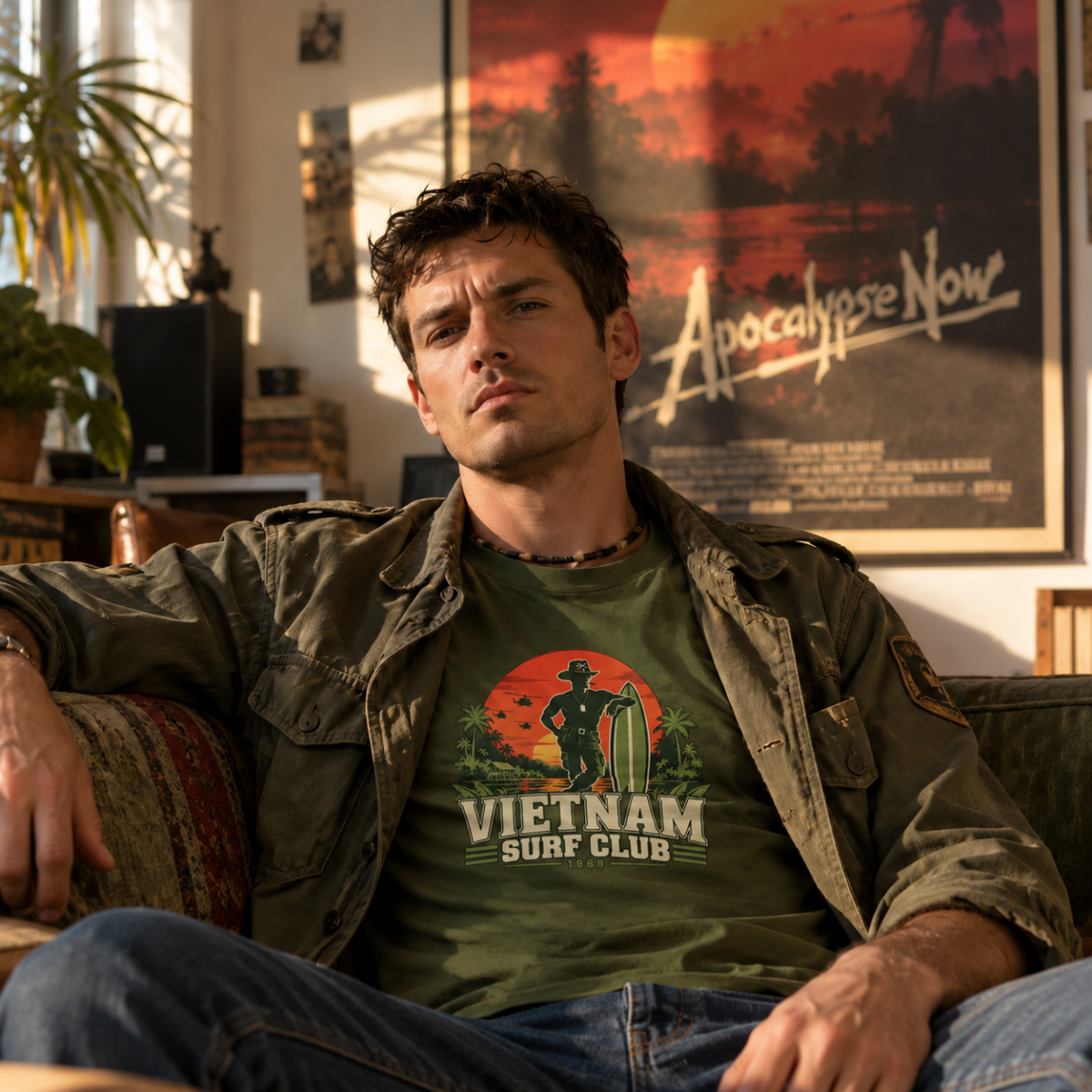 Un homme porte le T-shirt Apocalypse Now Vietnam Surf Club 1969 vert militaire