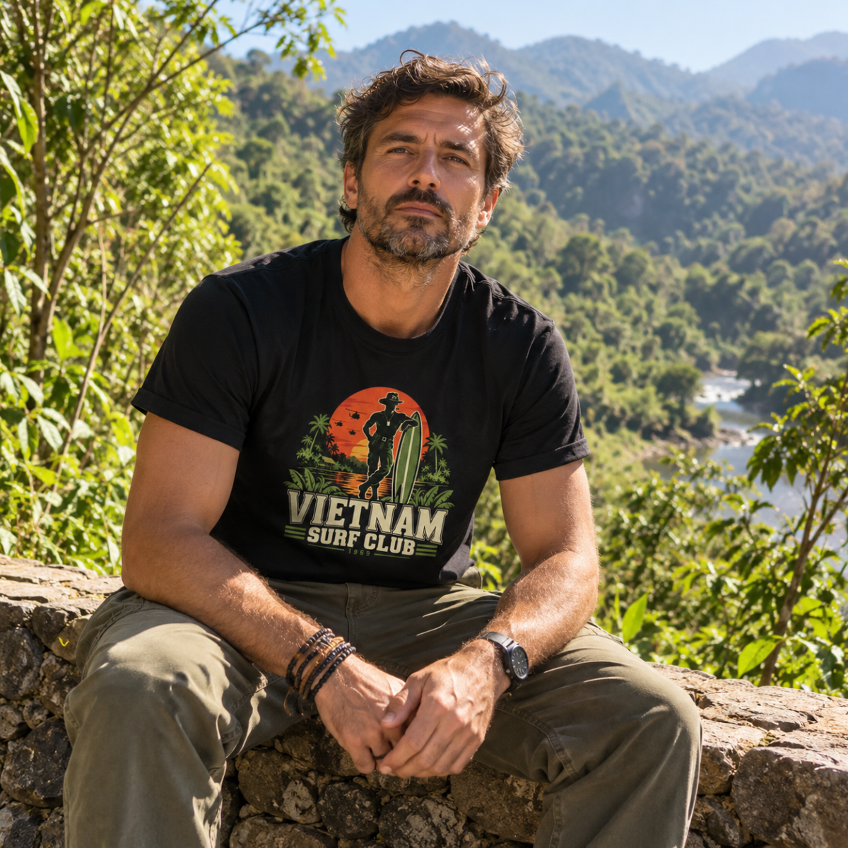 T-shirt noir Vietnam Surf Club porté dans une ambiance tropicale rétro
