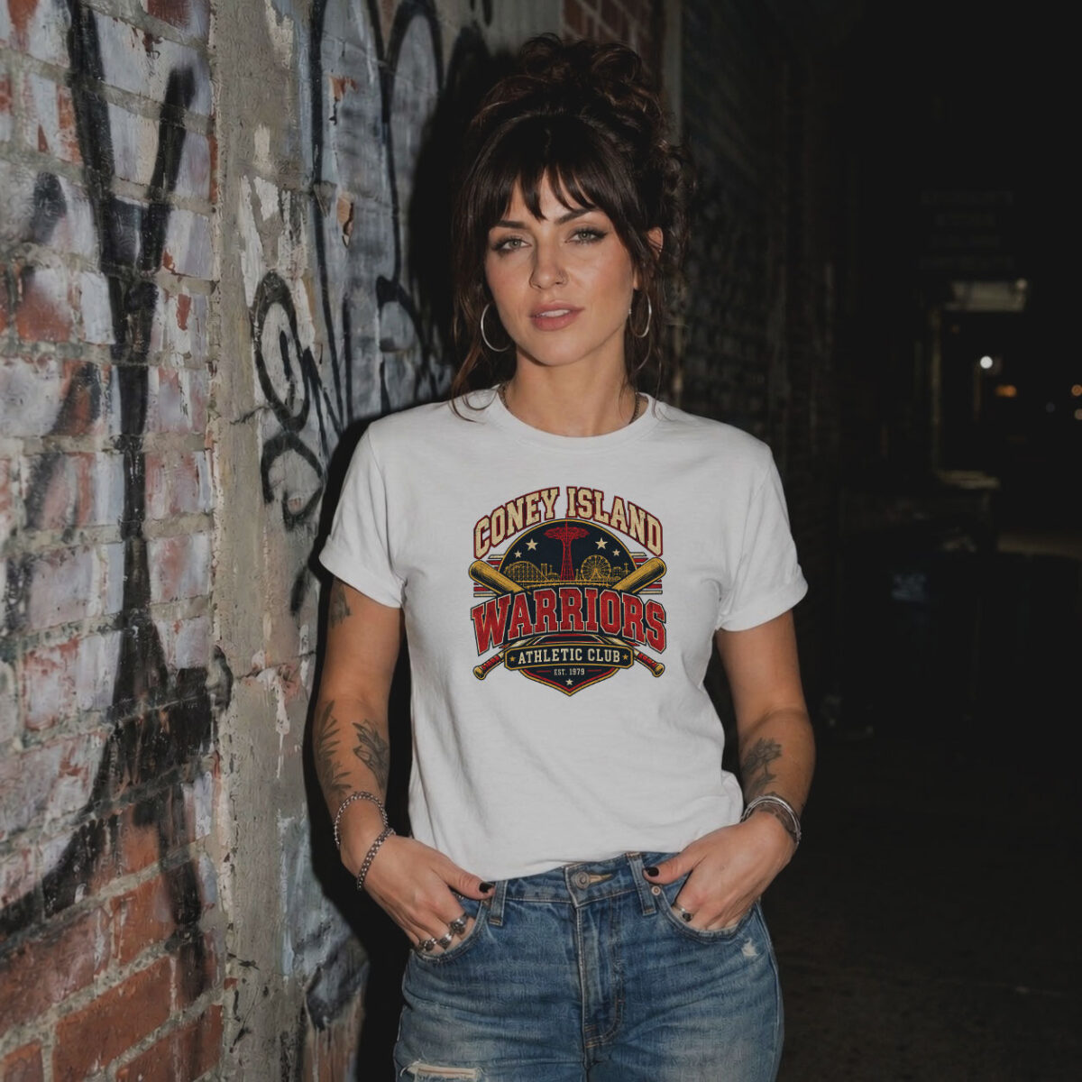 T-shirt blanc Warriors Athletic Club porté dans un décor urbain nocturne
